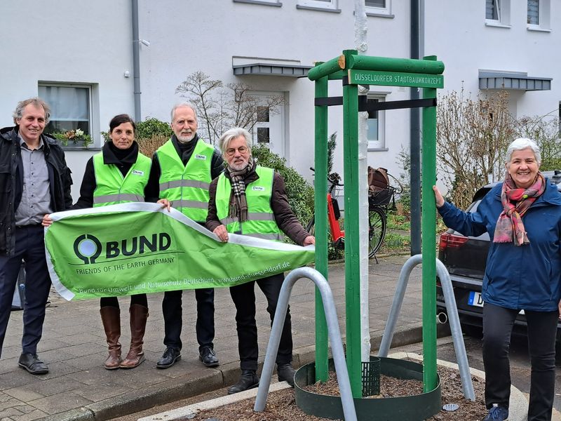 Vertreter von Stadt und BUND Düsseldorf pflanzen Bäume an der Meineckestraße